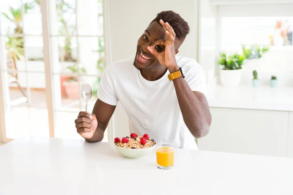 Νέος Αφρικανός Αμερικανός Άνθρωπος Που Τρώει Υγιεινό Πρωινό Πρωί Χαρούμενο — Φωτογραφία Αρχείου