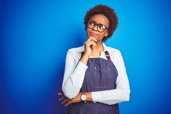 Jonge Afro Amerikaanse Vrouw Winkel Eigenaar Dragen Business Schort Blauwe — Stockfoto