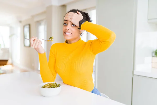 Jovem Afro Americana Comendo Vegetais Verdes Saudáveis Estressado Com Mão — Fotografia de Stock