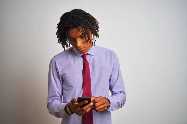 Αφροαμερικανός Επιχειρηματίας Μπούφες Χρησιμοποιώντας Smartphone Πάνω Από Απομονωμένο Λευκό Φόντο — Φωτογραφία Αρχείου