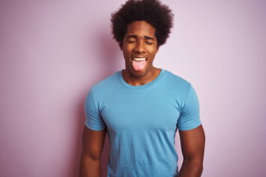 Afro saçlı Afro saçlı afro-amerikan adam izole pembe arka plan üzerinde duran komik ifade ile mutlu dil yapışmasını. Duygu kavramı.