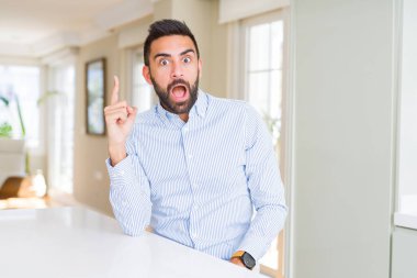 Yakışıklı İspanyol iş adamı başarılı bir fikirle işaret etti. Çıktı ve mutlu. Bir numara.