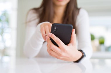 Akıllı Telefon Kullanan Genç Kadın 'ın Kapanışı