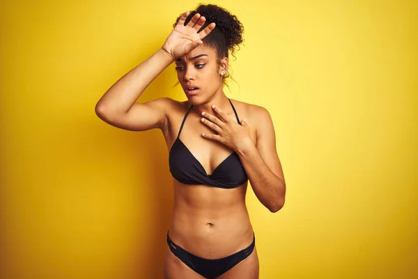 Mujer Afroamericana Vacaciones Con Bikini Pie Sobre Fondo Amarillo Aislado —  Fotos de Stock