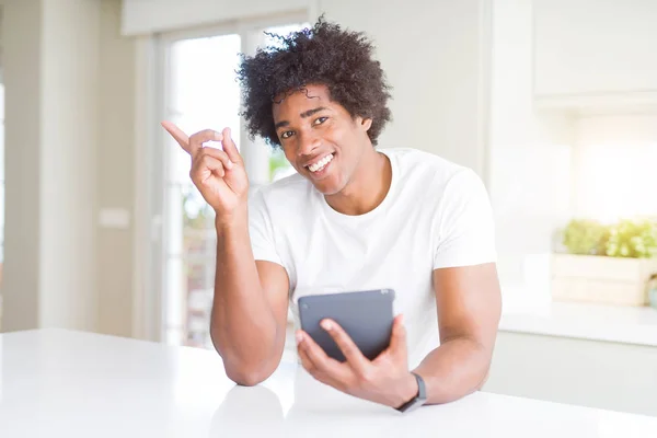 Afroamerický Muž Který Používá Touchpad Velmi Šťastný Ukazující Rukou Prstem — Stock fotografie