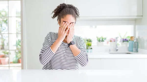 Vacker Afrikansk Amerikansk Kvinna Med Afro Hår Klädd Casual Randig — Stockfoto