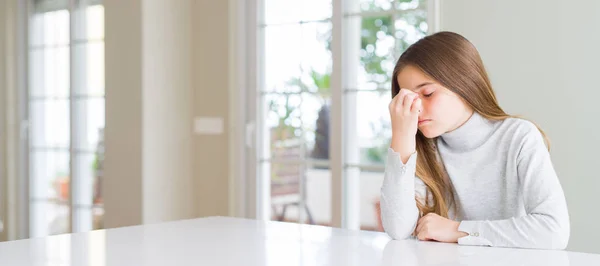 Imagem Ângulo Largo Belo Garoto Menina Vestindo Camisola Casual Cansado — Fotografia de Stock