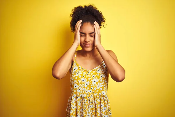 Afrikansk Amerikansk Kvinna Klädd Casual Blommig Klänning Stående Över Isolerad — Stockfoto