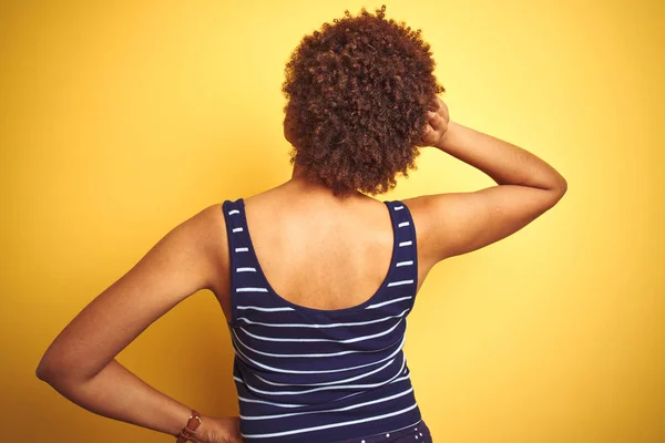 Beauitul Mujer Afroamericana Con Camiseta Verano Sobre Fondo Amarillo Aislado — Foto de Stock