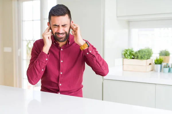 Bonito Homem Negócios Hispânico Cobrindo Ouvidos Com Dedos Com Expressão — Fotografia de Stock