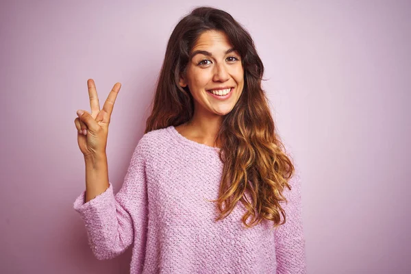 Giovane Bella Donna Indossa Maglione Piedi Sfondo Rosa Isolato Mostrando — Foto Stock