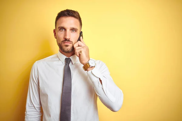 Jonge Knappe Business Man Praten Telefoon Gele Geïsoleerde Achtergrond Met — Stockfoto
