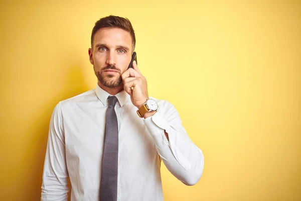 Ung Snygg Affärsman Pratar Telefon Över Gula Isolerad Bakgrund Med — Stockfoto