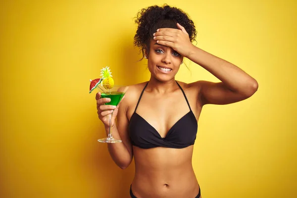 Tatilde Bikini Giyen Afro Kadın Izole Sarı Arka Plan Üzerinde — Stok fotoğraf