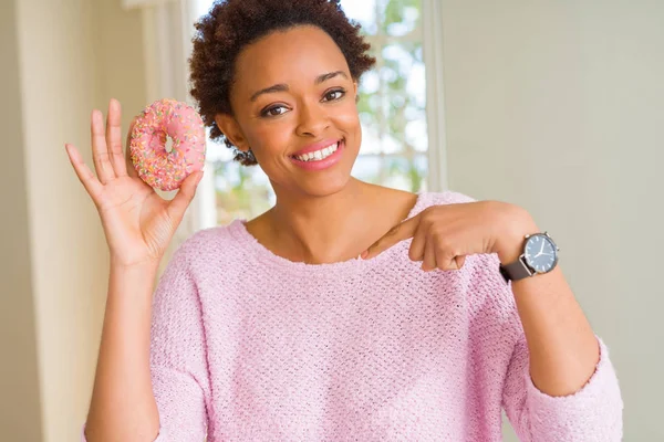 Joven Mujer Afroamericana Comiendo Rosado Azúcar Donut Con Cara Sorpresa — Foto de Stock