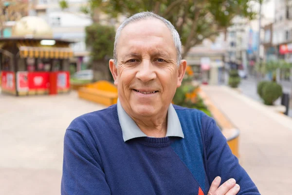 Bonito homem de meia idade sênior sorrindo alegre, feliz e possua — Fotografia de Stock