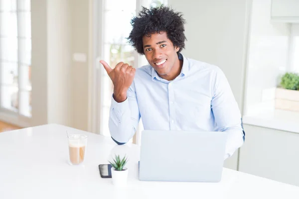 African American Business Man Werken Met Behulp Van Laptop Aanwijzen — Stockfoto