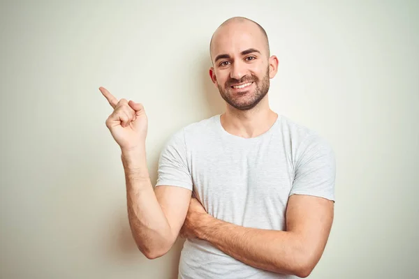 Joven Calvo Con Barba Vistiendo Una Camiseta Blanca Casual Sobre — Foto de Stock