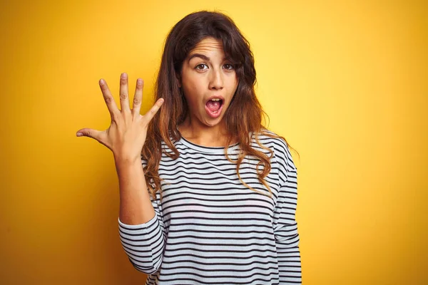 Jovem Bela Mulher Vestindo Listras Shirt Sobre Yelllow Isolado Fundo — Fotografia de Stock