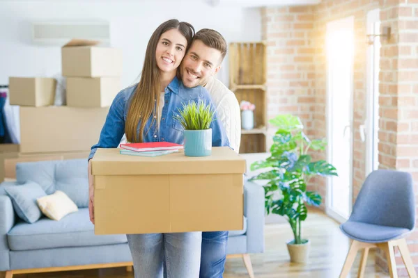 Hermosa joven pareja mudándose a una nueva casa, sonriendo feliz espera — Foto de Stock