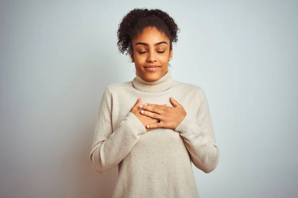 터틀넥 스웨터를 아프리카계 미국인 여성이 고립된 얼굴에 감사하는 제스처로 가슴에 — 스톡 사진