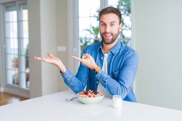 Hombre Guapo Comiendo Cereales Para Desayuno Casa Sorprendido Sonriendo Cámara — Foto de Stock