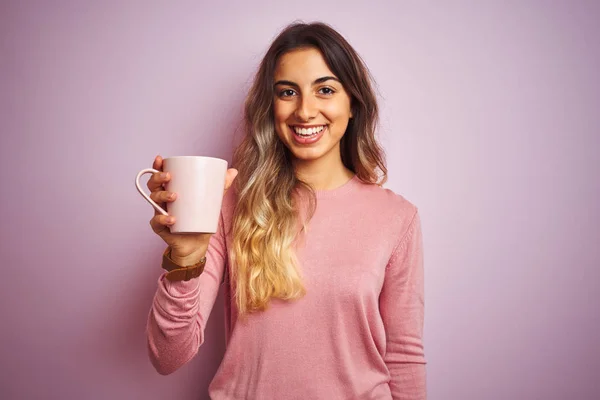 Νέα Όμορφη Γυναίκα Κρατώντας Φλιτζάνι Καφέ Πάνω Από Ροζ Απομονωμένο — Φωτογραφία Αρχείου