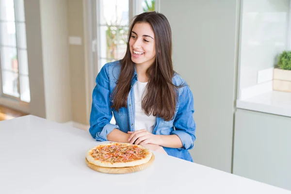 Güzel Genç Kadın Mutfakta Yapımı Lezzetli Pizza Yeme Yüzünde Gülümseme — Stok fotoğraf