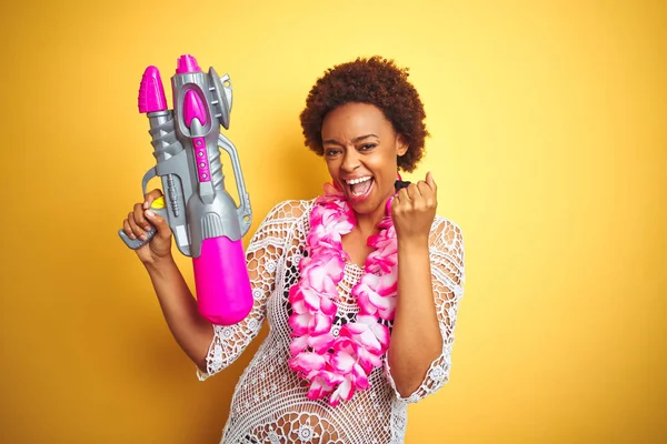 Молодая Африканская Американка Афроволосами Цветочном Гавайском Леи Водяном Ружье Гордо — стоковое фото