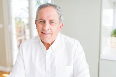 Emin gülümseyen yakışıklı komuta sizde