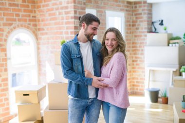 Genç güzel çift yeni bir Ho hareket mutlu birlikte bakıyor