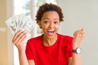 Yirmi dolar banka banknotları tutan genç Afrikalı-Amerikalı kadın gurur çığlık ve zafer ve başarı çok heyecanlı kutluyor, duygu tezahürat