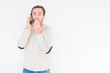 Üst düzey adam izole arka plan kapağı ağız üzerinde akıllı telefon üzerinde konuşurken el hata için utanç ile şok, korku ifadesi, sessizlik, gizli kavram korkmuş