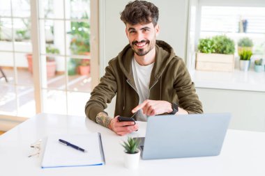 Akıllı telefon kullanan ve dizüstü bilgisayar kullanarak eğitim genç öğrenci çok mutlu el ve parmak ile işaret