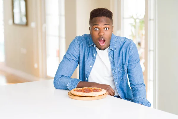 African American Man Eten Pepperoni Pizza Thuis Bang Shock Met — Stockfoto