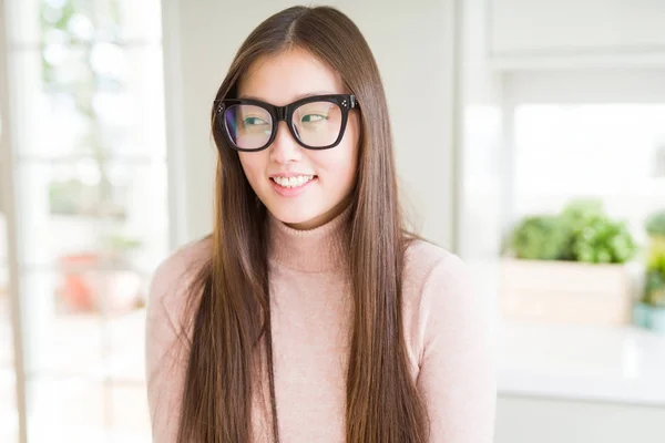 Mulher Asiática Bonita Vestindo Óculos Sorrindo Olhando Lado Olhando Longe — Fotografia de Stock