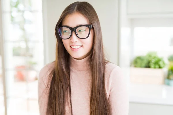 Bella Donna Asiatica Con Gli Occhiali Sorridenti Guardando Lato Fissando — Foto Stock