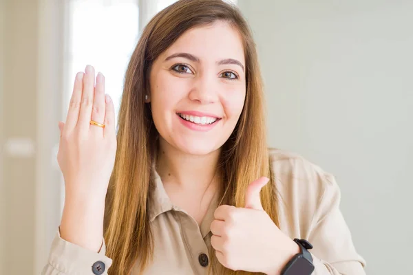 Mulher Bonita Mostrando Anel Aliança Mão Feliz Com Grande Sorriso — Fotografia de Stock