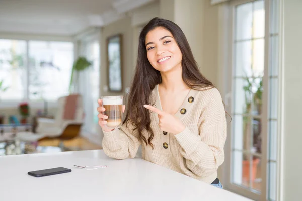 Mujer Joven Bebiendo Una Taza Café Casa Muy Feliz Señalando —  Fotos de Stock