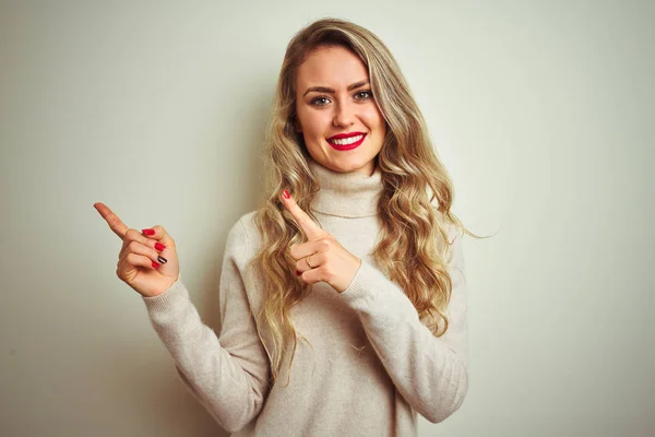 Bella Donna Che Indossa Maglione Collo Alto Inverno Sfondo Bianco — Foto Stock