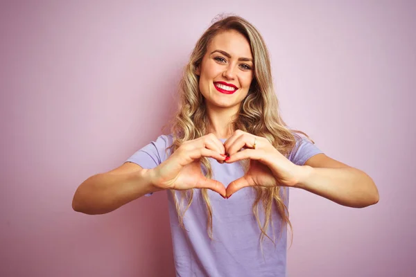 Joven Hermosa Mujer Con Camiseta Púrpura Pie Sobre Fondo Rosa — Foto de Stock