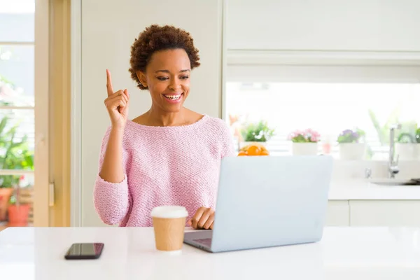 Unga Afroamerikanska Kvinna Som Arbetar Med Dator Laptop Pekar Finger — Stockfoto