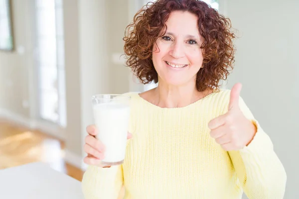 Seniorin Trinkt Ein Glas Frische Milch Glücklich Mit Breitem Lächeln — Stockfoto