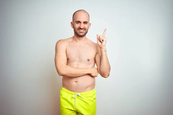Mladý Nečistý Muž Dovolené Nosí Žluté Plavky Přes Izolované Pozadí — Stock fotografie