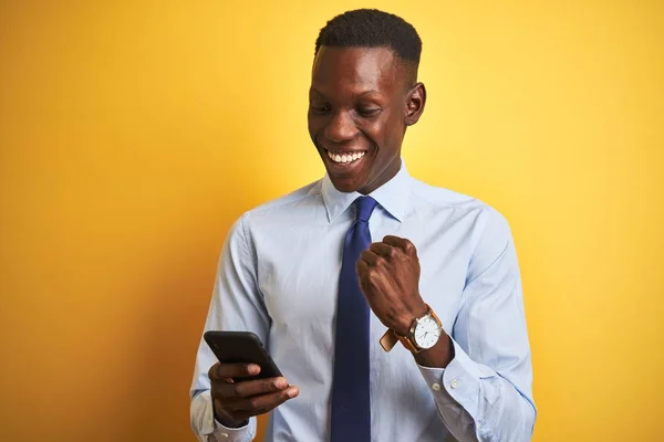 Afrikanischer Amerikanischer Geschäftsmann Mit Smartphone Vor Isoliertem Gelben Hintergrund Der — Stockfoto