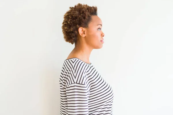 Joven Hermosa Mujer Afroamericana Con Rayas Suéter Sobre Fondo Blanco —  Fotos de Stock
