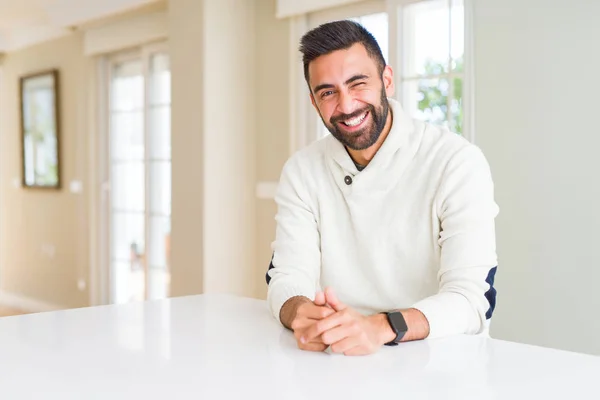 Bonito Homem Hispânico Vestindo Camisola Branca Casual Casa Piscando Olhando — Fotografia de Stock