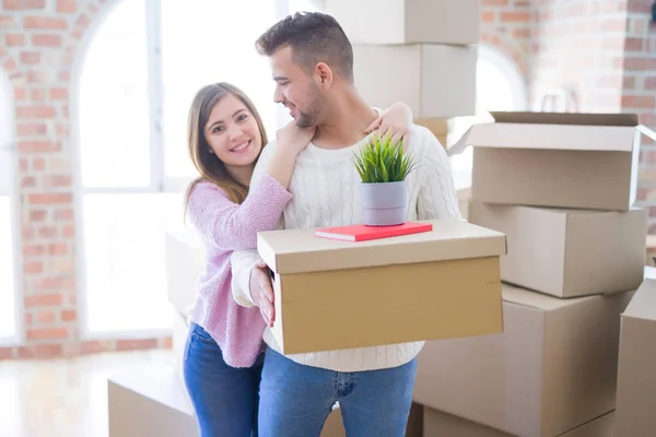 Jong mooi paar in liefde verhuizen naar nieuw huis, holding cardb — Stockfoto