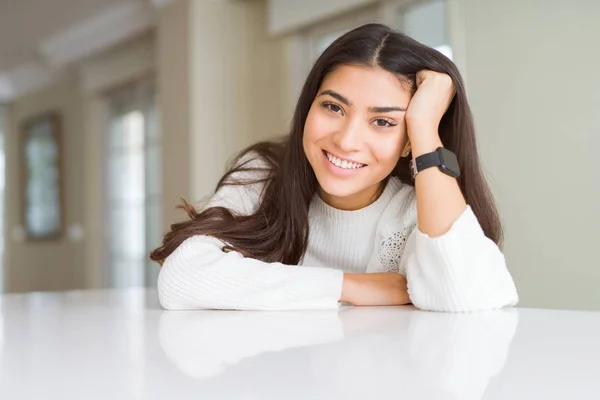 Mulher morena bonita sorrindo alegre com grande sorriso, olhar — Fotografia de Stock