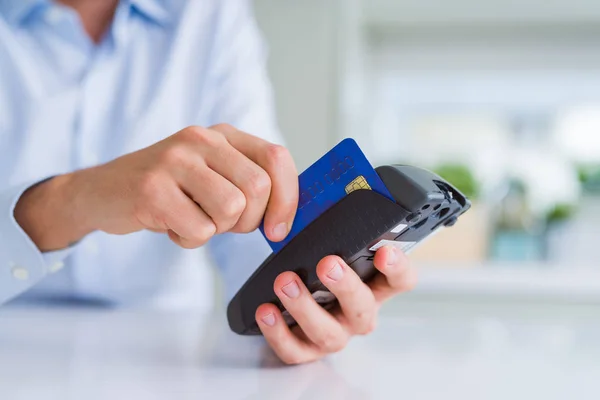 Närbild av mannen händerna hålla pos terminal — Stockfoto